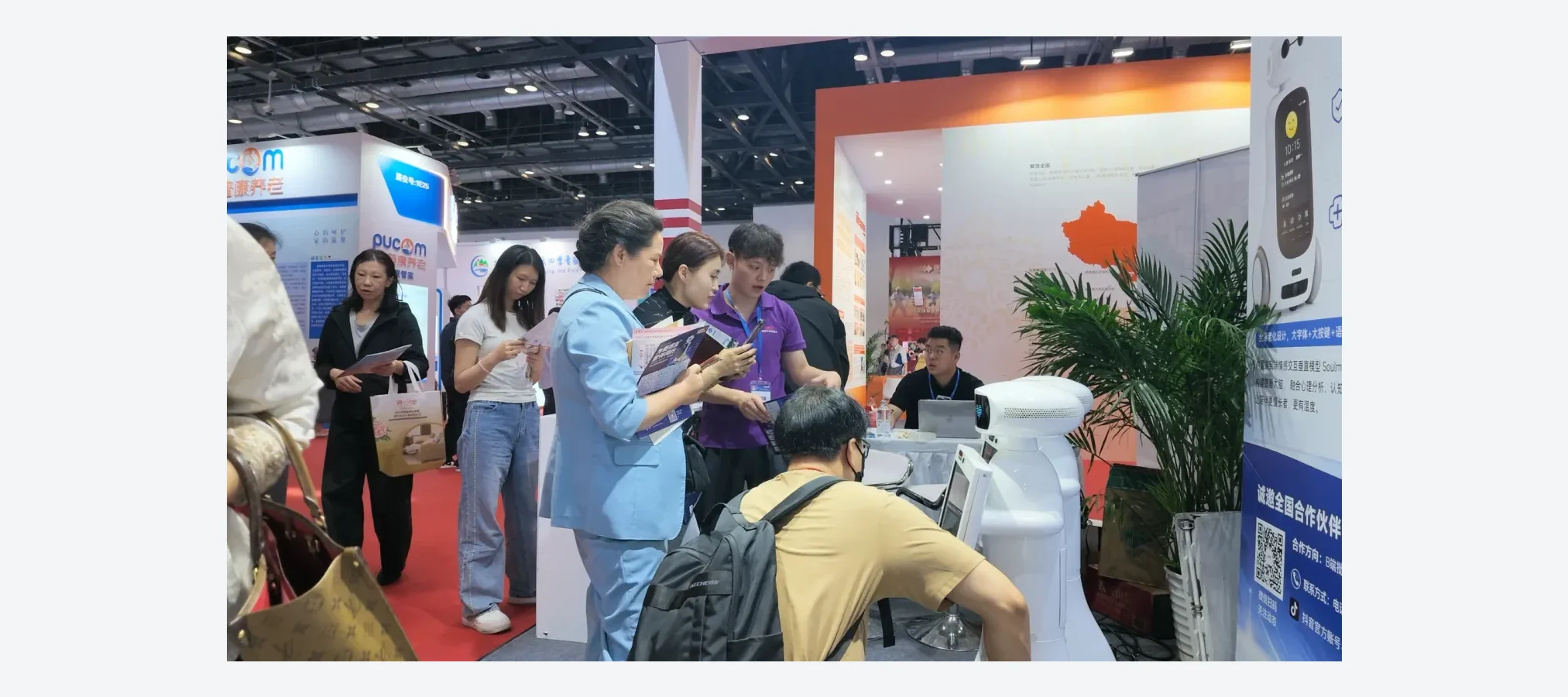 从展位交流到舞台呈现,大白机器人亮相第十二届中国国际养老服务业博览会